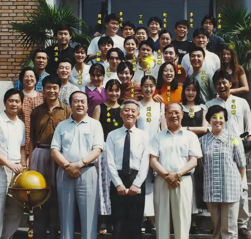 中戏表演系93级的学生 ，这是他们的毕业合影。这一届学生在演艺界发展相当出色，不