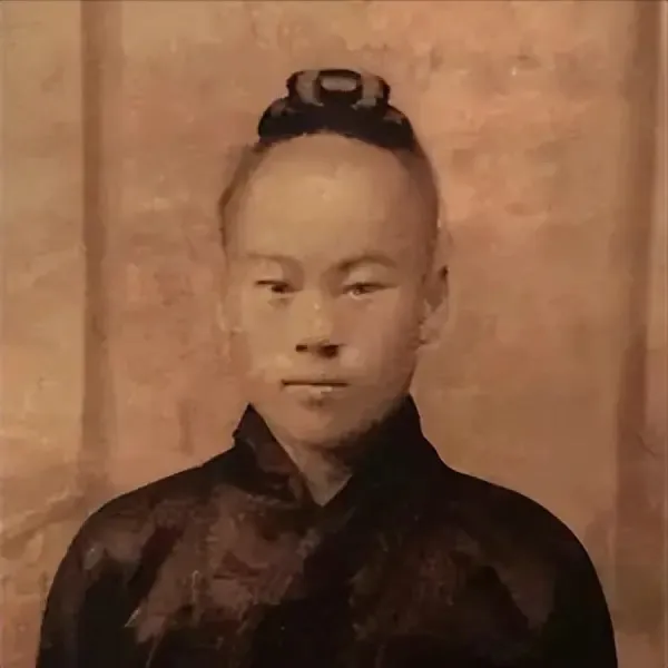1938年，道士毕云路过日军哨卡时，因为没有向日军鞠躬，被打得半死。毕云大怒，伤