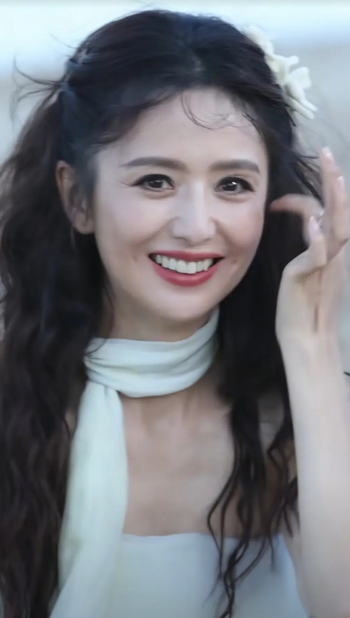 怎么突然断崖式衰老了，不要只活在美颜里，现实生活中，四十多岁这个美貌这个状态，已