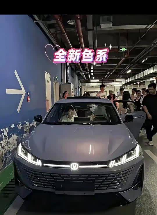 全新色系2026新款逸动即将迎来。
车标可亮灯，有电动尾翼，无360配置，16