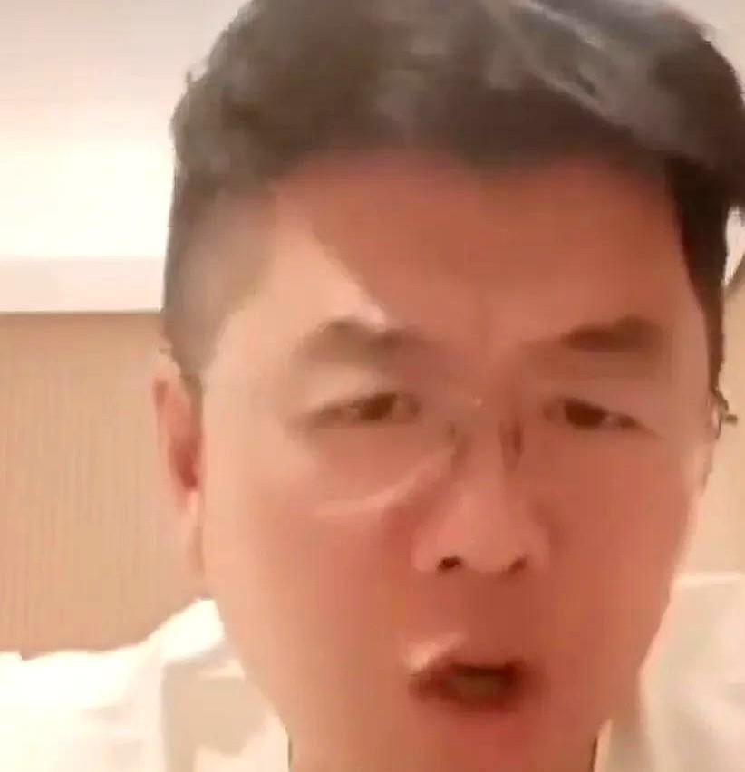 相声界又出新鲜瓜料！
杨议团队成员罗导昨晚在直播间语出惊人，直言
