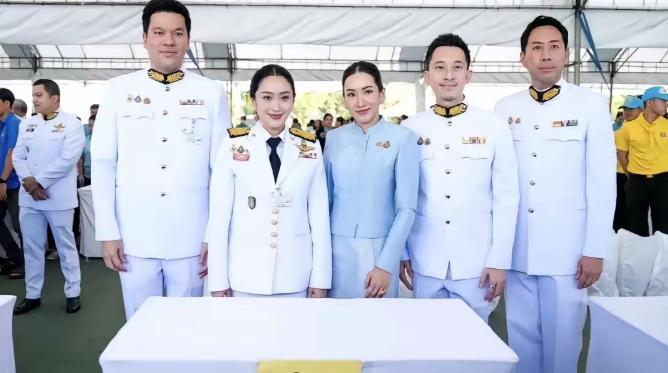 8月12日，泰国被停止总理兼文化部长佩通坦，再次携丈夫皮塔卡及姐姐姐夫参加了在曼