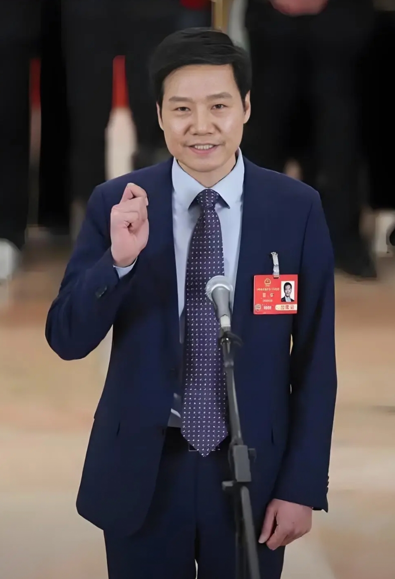 雷军和他的小米走到了关键的路口。
现在网络上黑雷军和小米的博主大量出现，包括很多