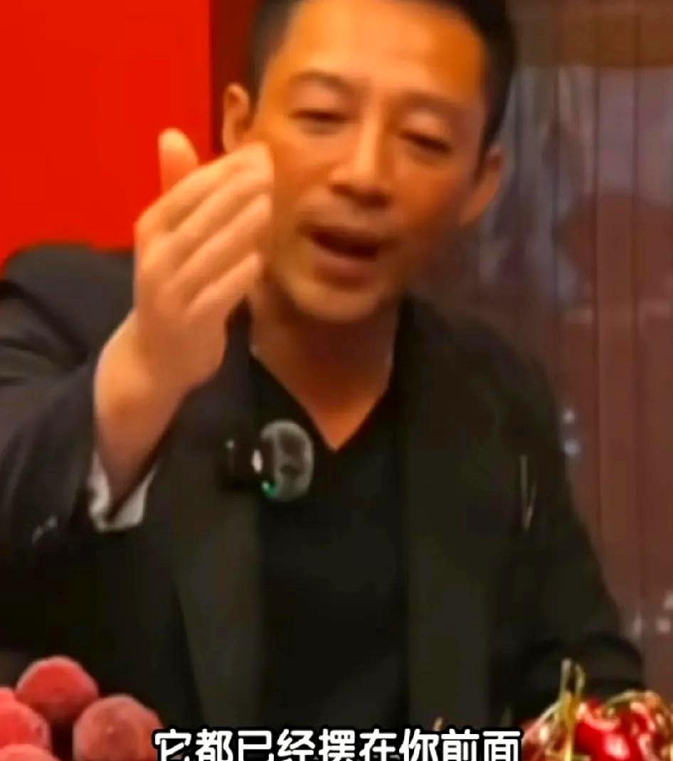 真的没有人觉得小菲哥很恐怖吗？
看了昨晚他和馆长的直播，饭桌上有一点让我非常难忘