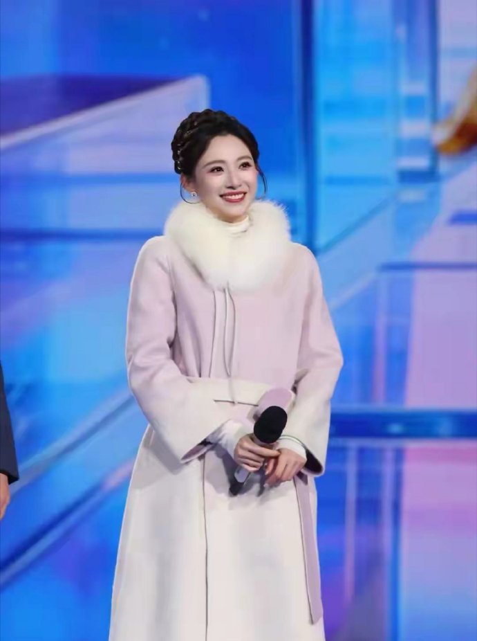 这次央视跨年晚会女主持全员裹大衣，这才是冬天该有的样子
终于不再是清一色的露肩晚