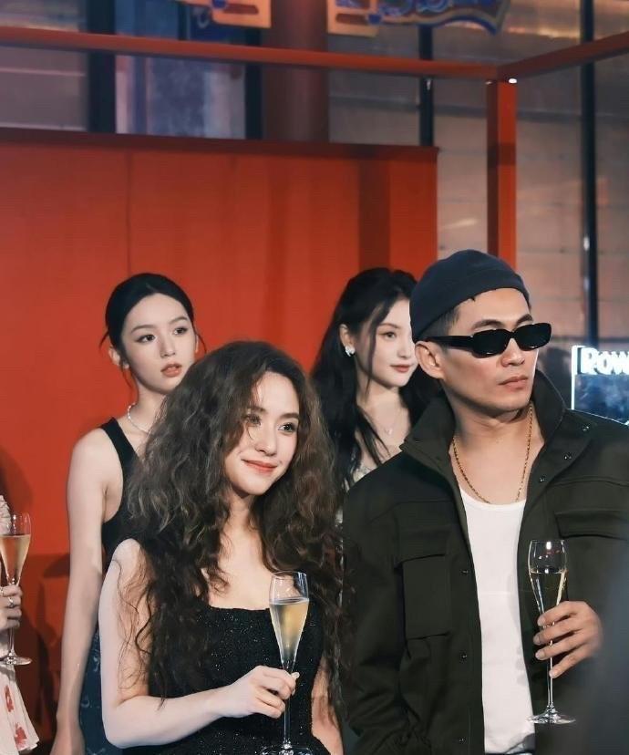 何超莲与周也同框，那画面简直绝了！不禁让人感慨，演员这碗饭，真得是老天爷赏饭吃。