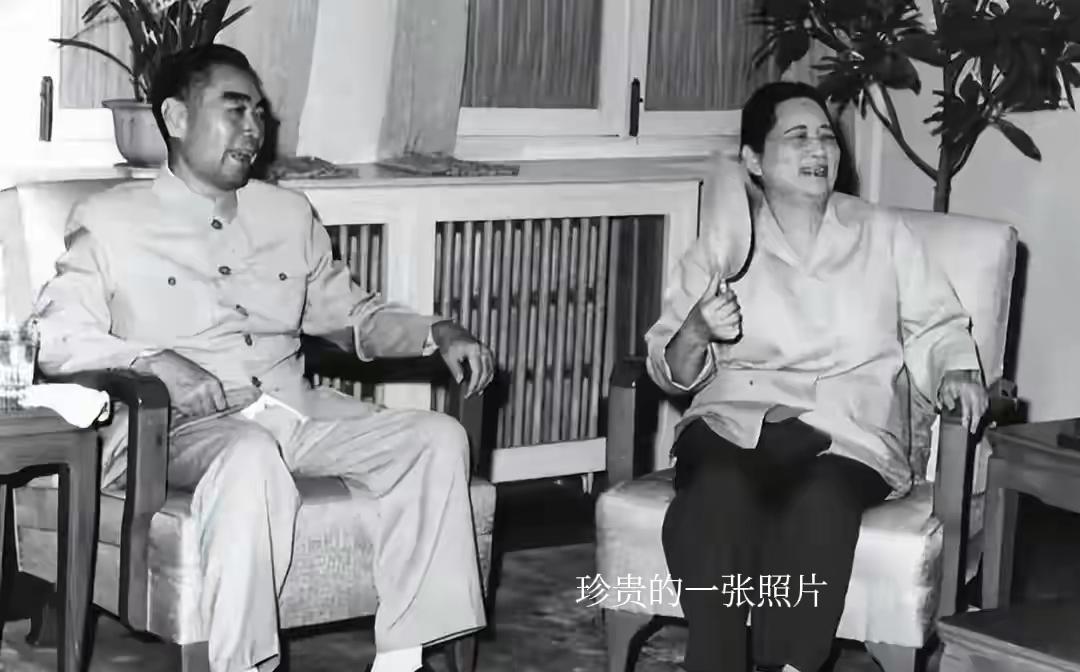 值得珍藏的照片。
1976年，周恩来总理逝世了，宋庆龄得知此消息放声大哭，悲痛欲
