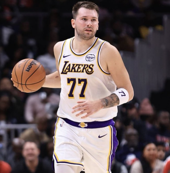 单核带队效果一般！东契奇今天17中7，得到22分5篮板11助攻同时有5次失误，湖