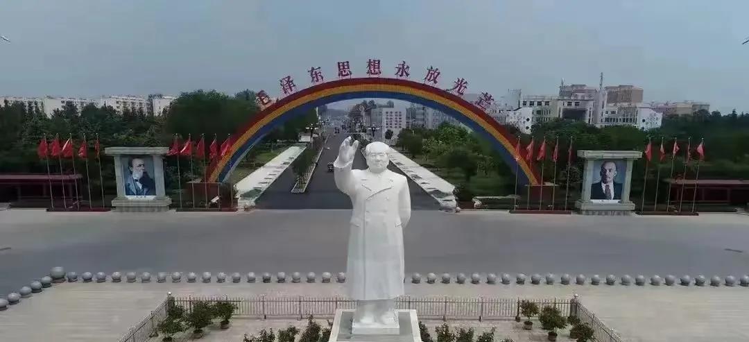 你敢相信吗？河南藏着"时空胶囊村"！村民住免费别墅领双份工资，墙上标语让人瞬间穿