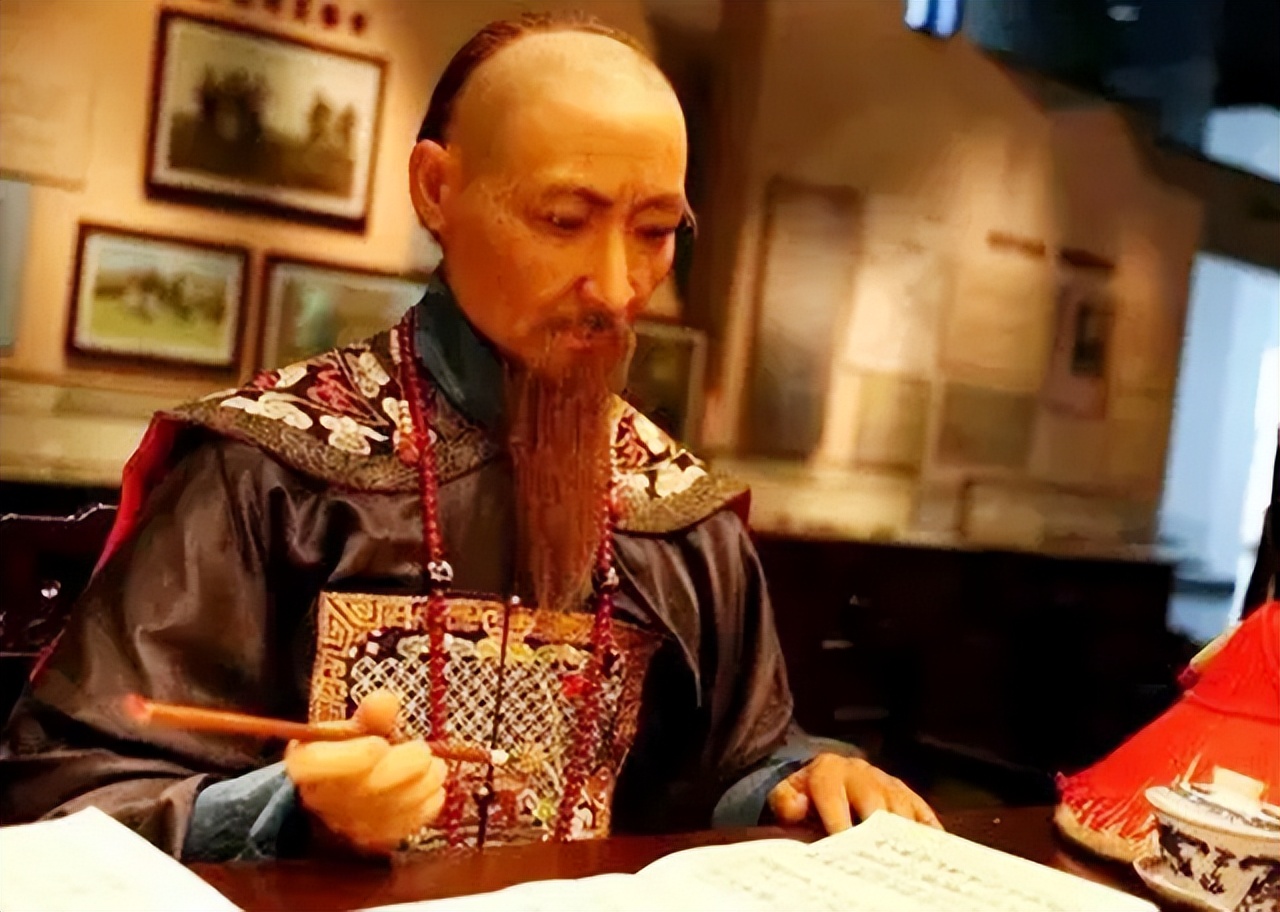 1852年，曾国藩为母亲守灵一整夜，刚走出灵堂，突然听到手下康福大喊：“大人低头