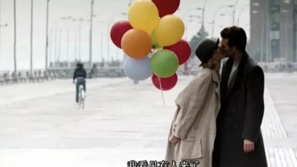 《爱你九周半》故事源于一场偶遇，她叫伊丽莎白，是一位画廊主管