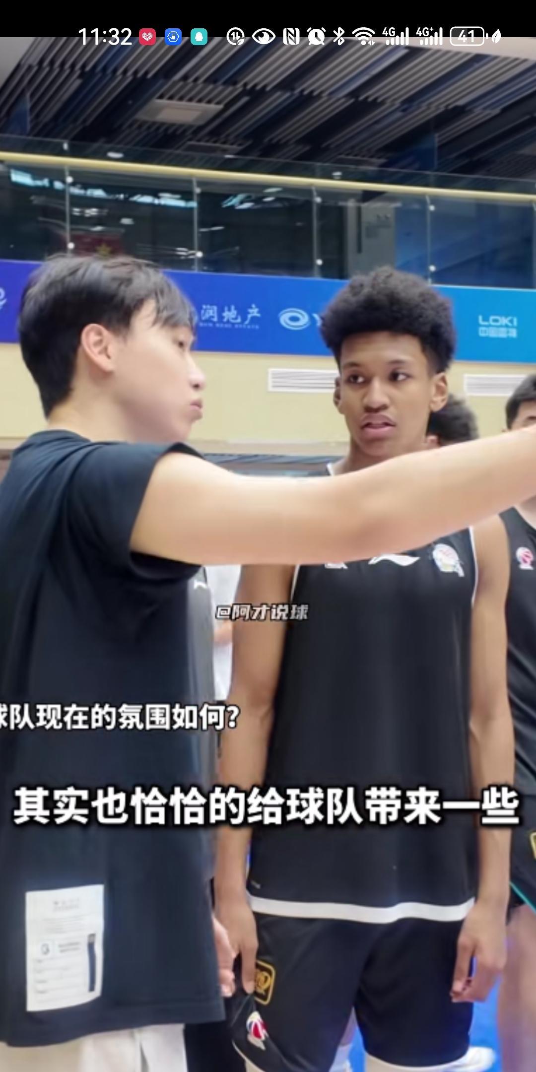 齐麟当老师了，好好教教冯傲投篮
齐麟成为老队员了，来新疆好多年了，齐麟算是很出色