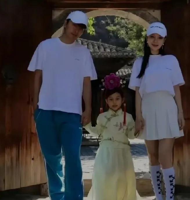 夫妻两个离婚
影响最大的就是孩子了吧
虽然离婚后俩人对孩子的爱不会少
但是孩子可