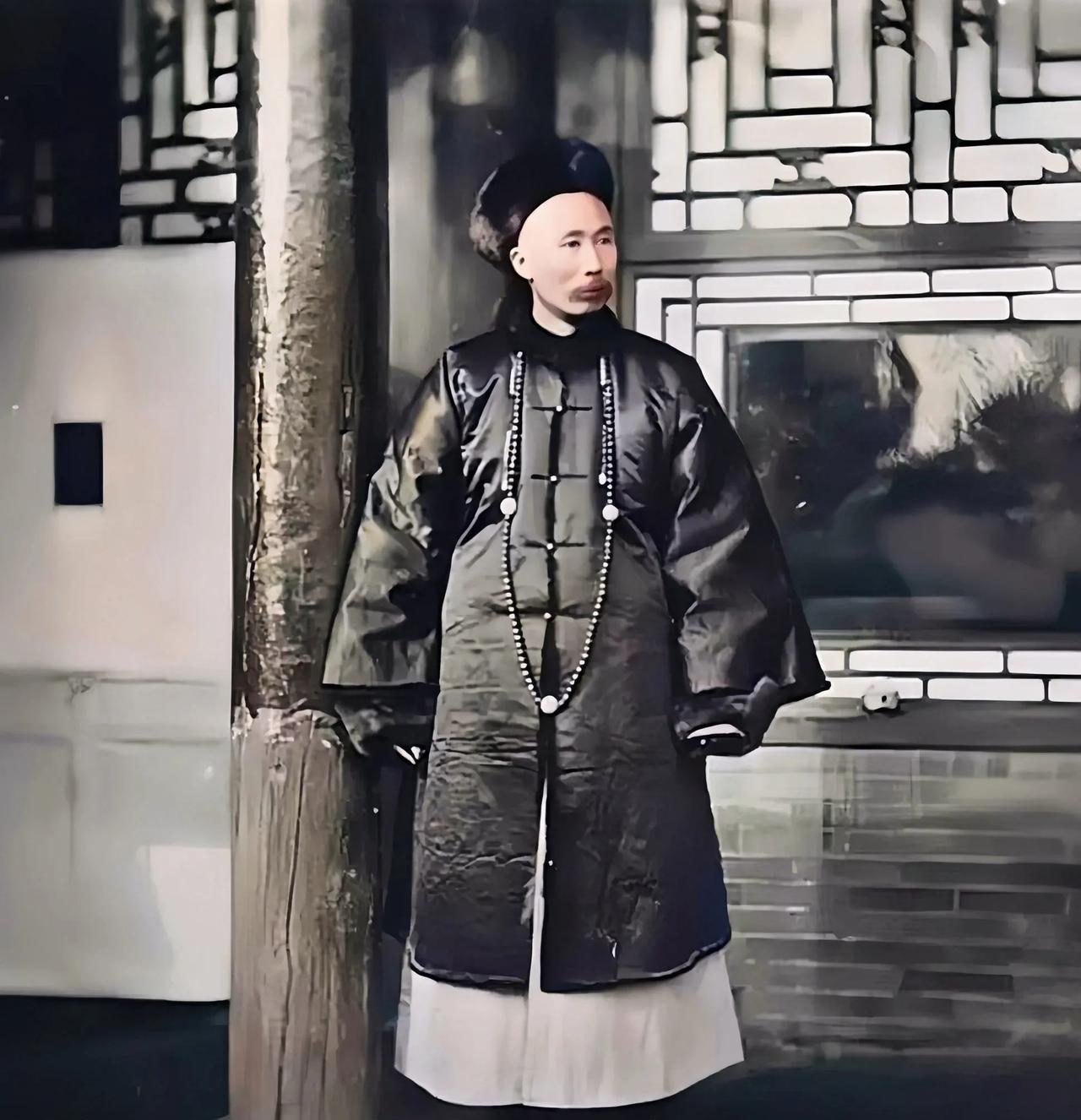 这才是李鸿章年轻时的真实样貌，这可不是演员饰演的，而是货真价实的本尊，容貌呈现得