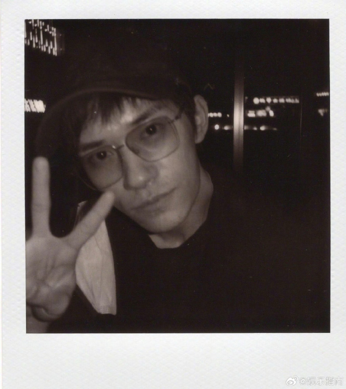 易烊千玺，拍立得的神！随便一拍都好帅气啊！ ​​​