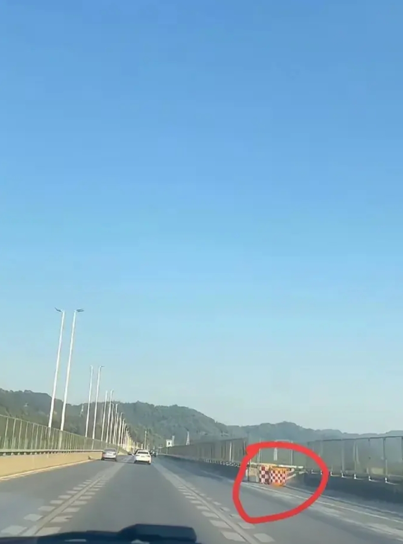建议所有的高速路、快速路这样的接口都要改为硬性过度的！
东莞的事情也看了，那条快