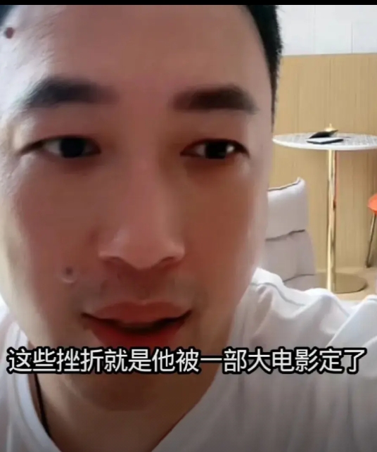 于正：“吴谨言之前被一个大电影定了，去一个小地方训练了很久，都开拍了，但有个女明