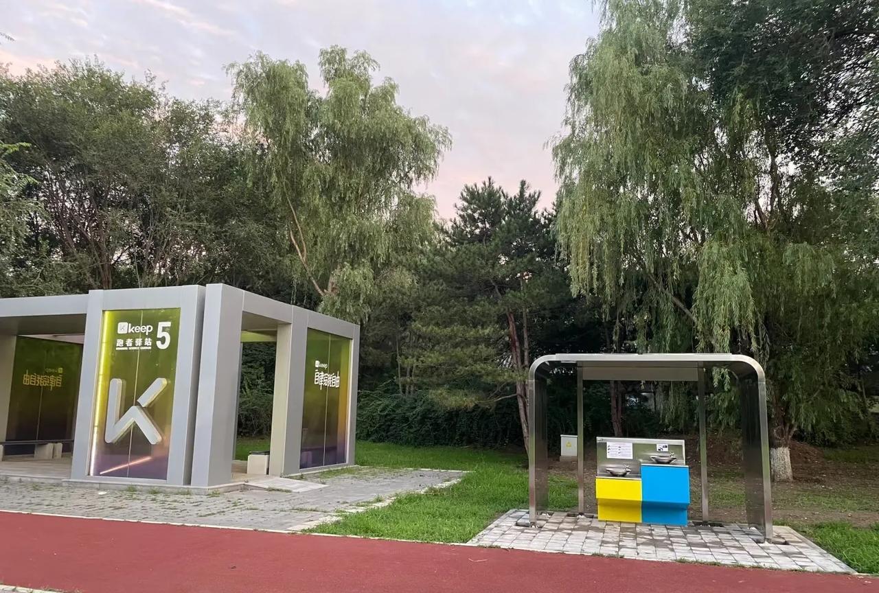 奥森北园，西门附近跑者驿站，新安装的直饮水。奥森作为跑步圣地，就差一个直饮水，试
