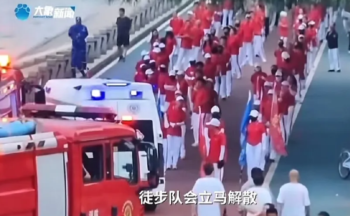 暴走团队长居然这么回应记者:
如果当时有人跳河了，
我们徒步队会立马解散，而且我