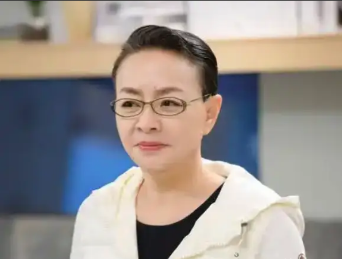 

一次，宋丹丹要给巴图买一辆一百多万的路虎，但巴图却赶紧阻止，他说:“给我买辆