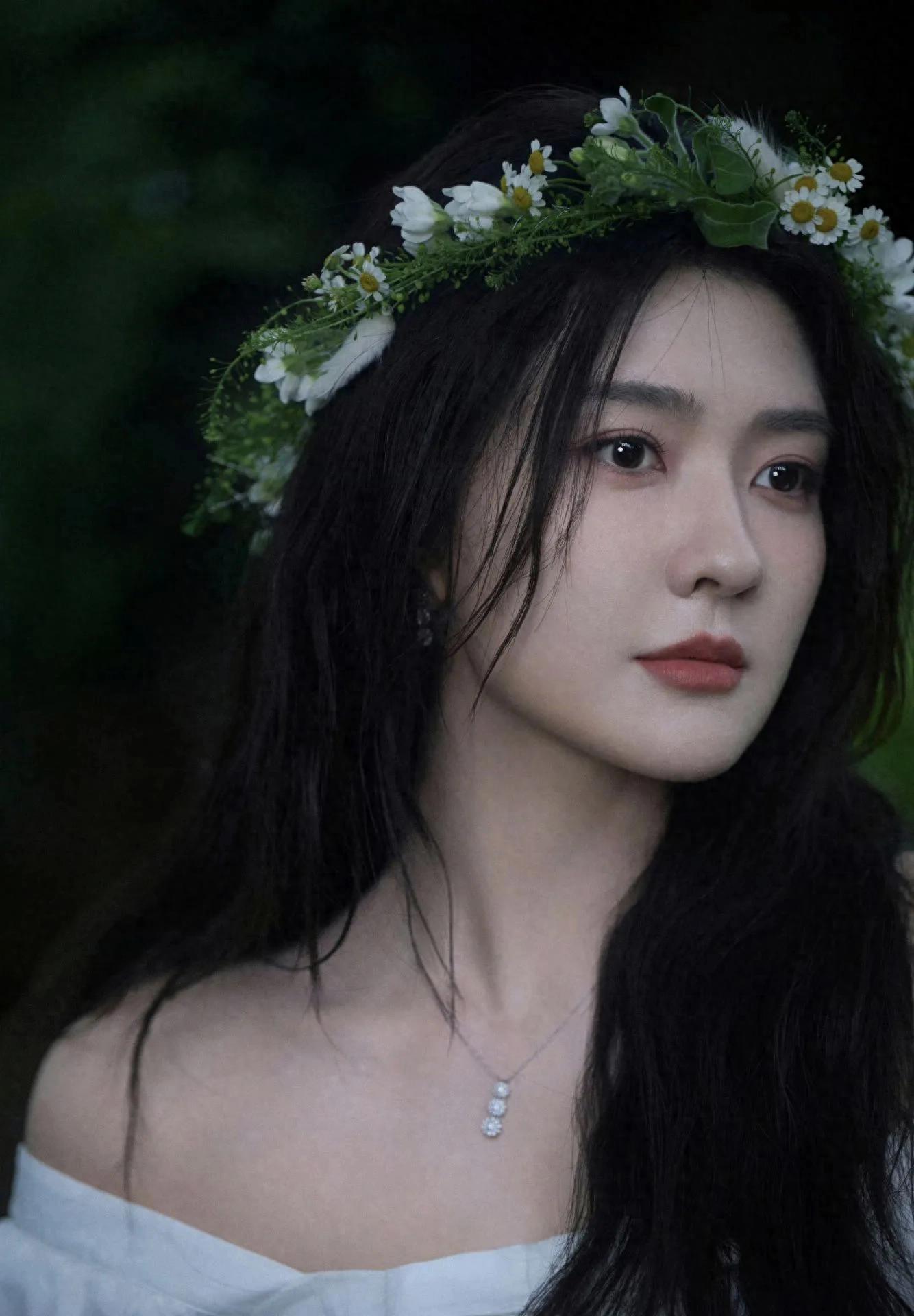 女星梁洁夏日精灵写真，漫步花海中，笑容甜美！

