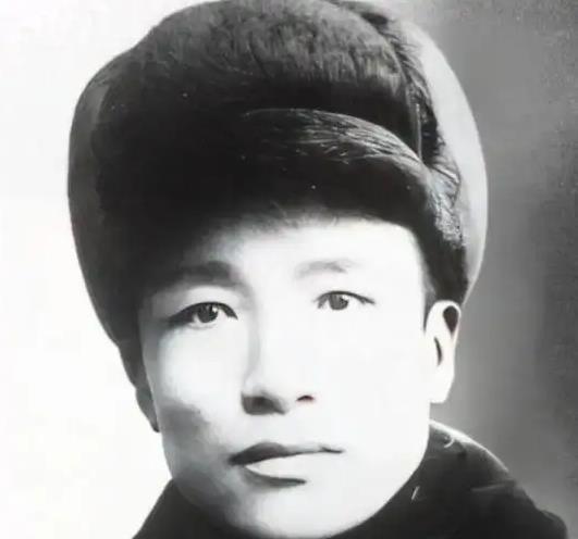 沈阳城里响起炮声，张学良按兵不动，黄显声却顶着压力，调动警察、拉上公安，硬是在日