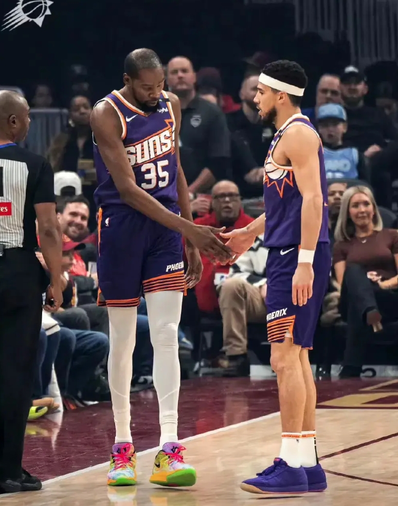 现在的NBA越来越没人看了，收视率也一天天在下降！
1.像老詹，杜兰特，库里，哈
