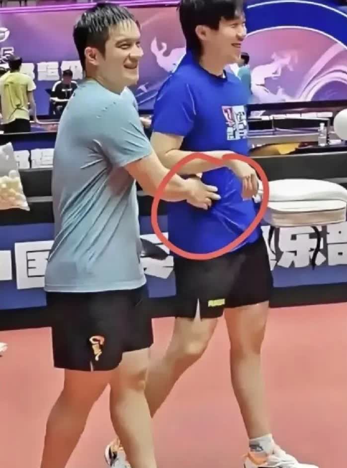 樊振东也是8G冲浪少年，
懂球迷的[偷笑]
这不马上给大家证明王楚钦没有大肚