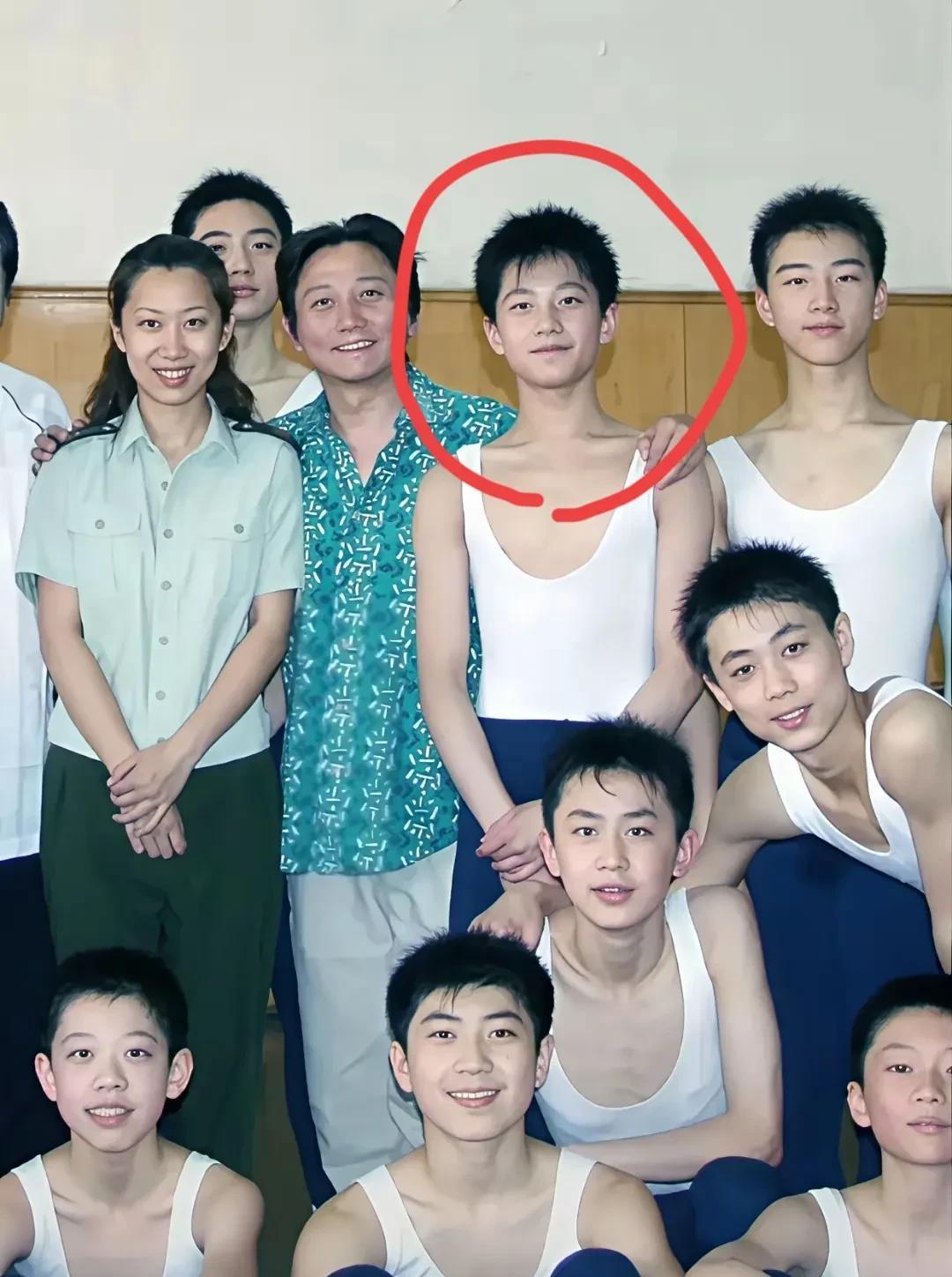 军艺的男孩子向来都是舞蹈界里条件最棒，样貌最好的，而且其中人才辈出。即便是杨洋的