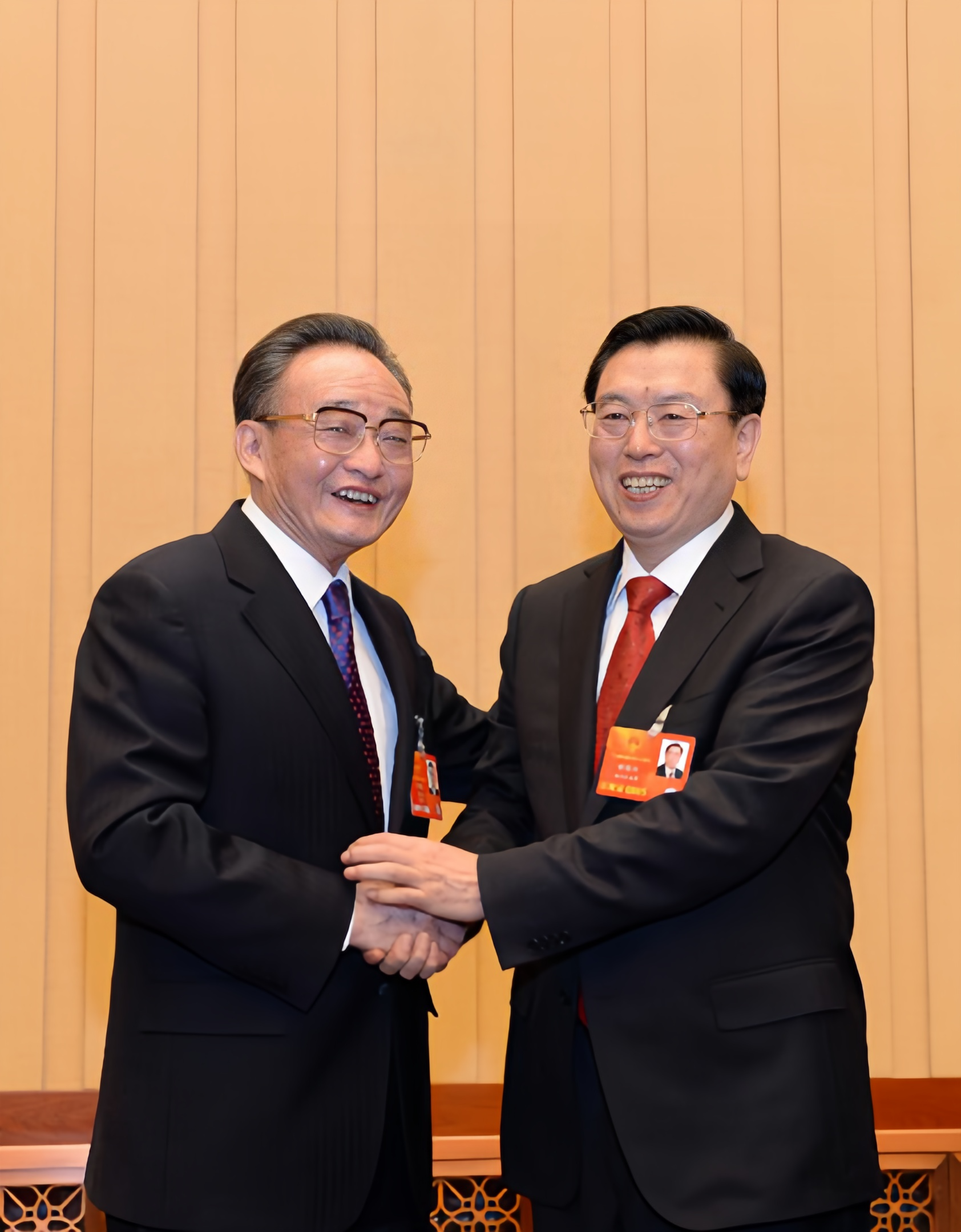 2013年，两位委员长热情握手，交接工作。左边是前任委员长吴邦国，他从2003年