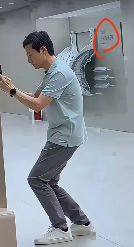 整个行业给雷军陪葬了。
​​​交通部新规刚落地三天，华为直接掀了桌子。央视直播镜
