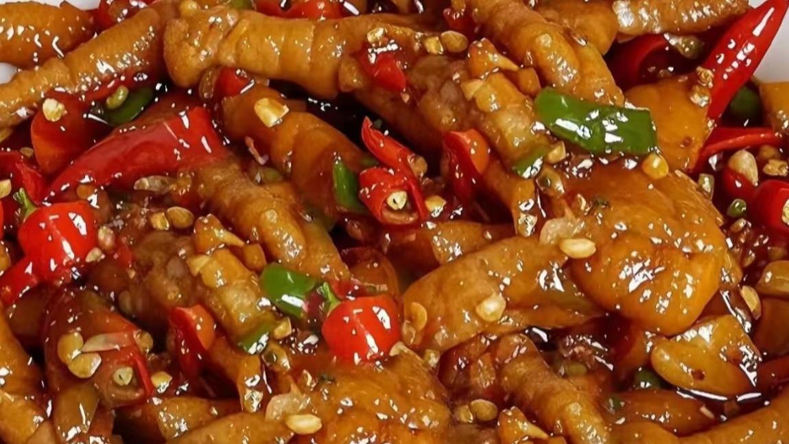 辣到指尖发麻！这盘“火焰虎皮爪”啃完直接上头