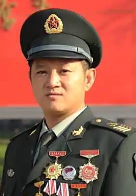 1986年，18岁的山东莱西小伙参军入伍，原本是冲着装甲车去的，结果因为是初中文