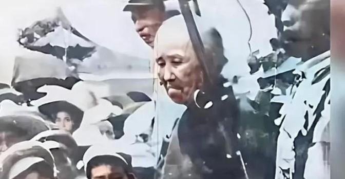 1950年，“双枪老太婆“赵洪文国被押赴刑场时拍下的照片。当时赵洪文国已经71岁