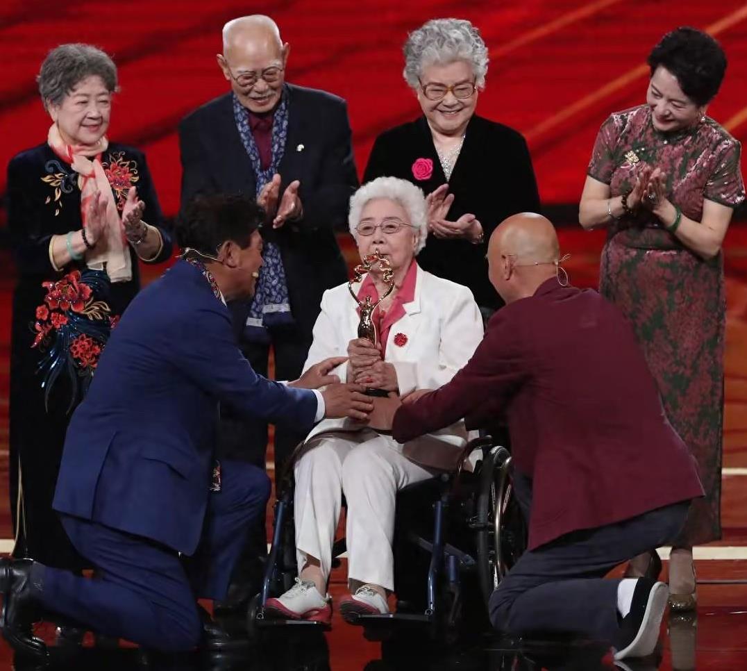 97岁老艺术家领奖，
陈佩斯这一跪跪哭全网！
内娱某些演员真该脸红！
北影节这幕