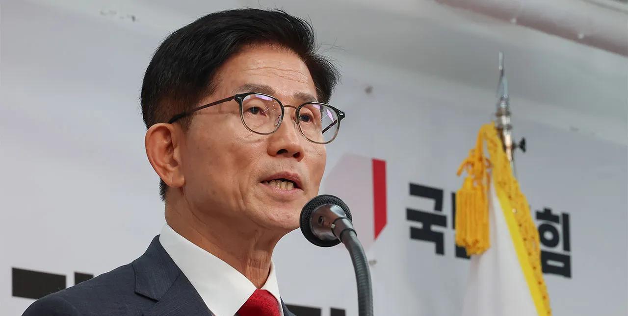 曾骂国民力量为垃圾桶，自称对
党首没有欲望的金文洙。
又现形了？
就如当初一再强