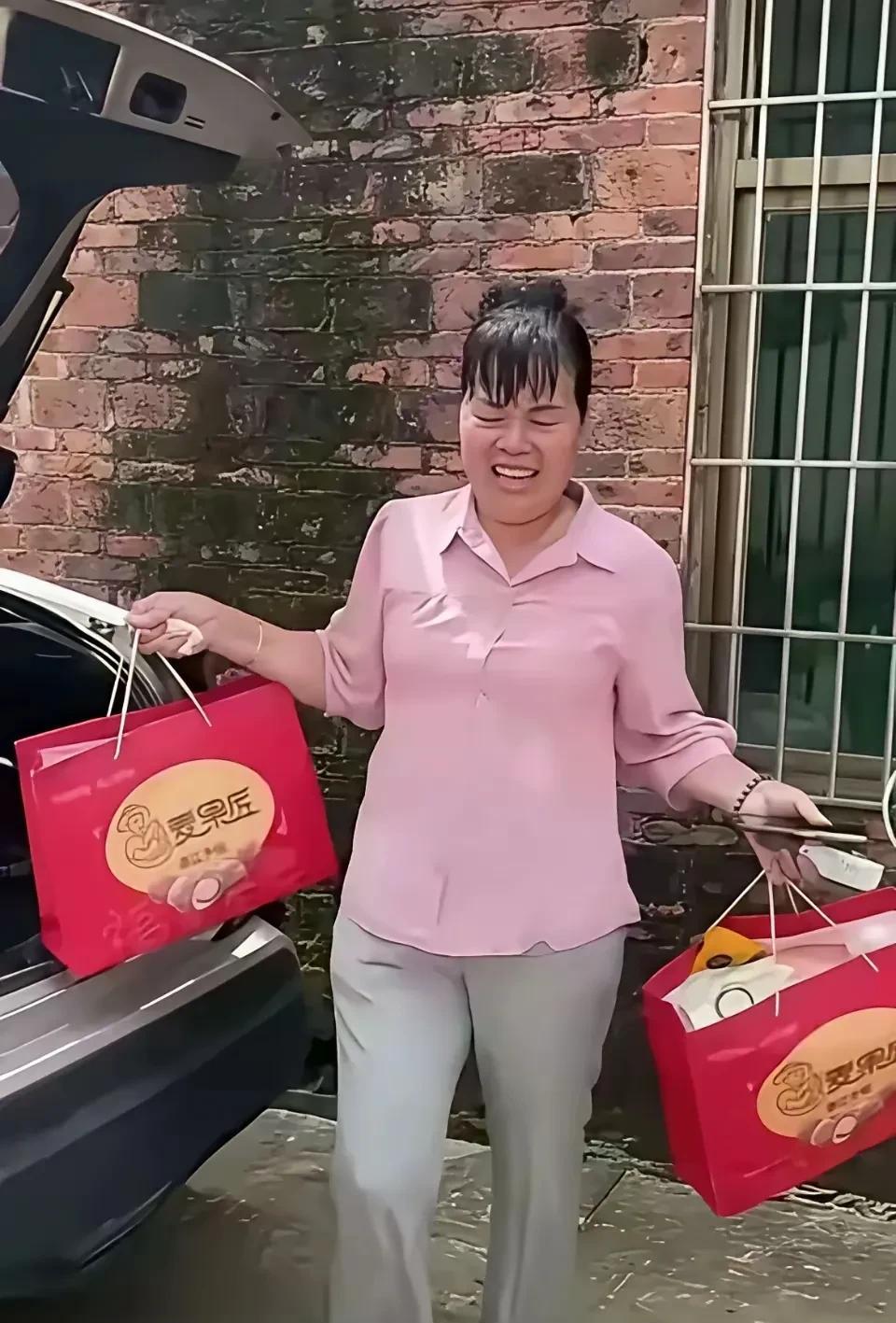 全红婵的妈妈，现在也豪横起来了！
以前全红婵的妈妈穿衣服很随便，主打一个有啥穿啥