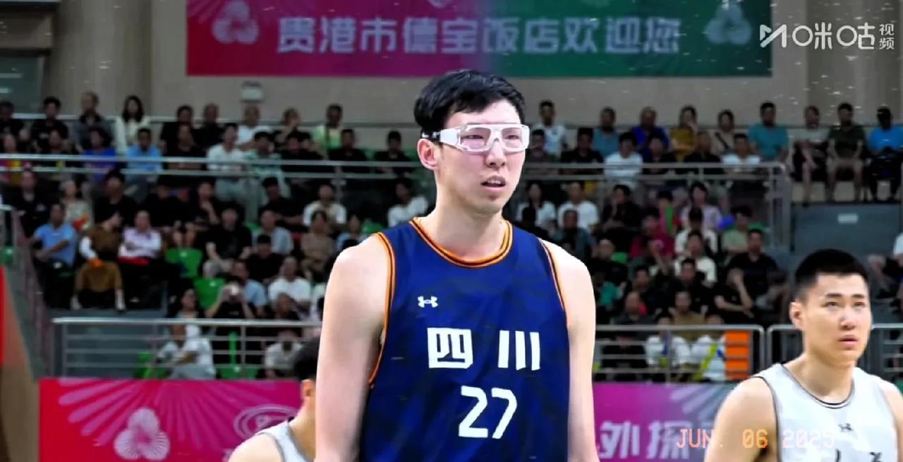 周琦真玩命，打的比总决赛还拼，结果不到半场时间，情绪失控手指裁判+喋喋不休被驱逐
