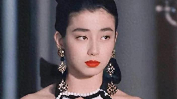 宫泽理惠的人生，很不容易。她出生在一个单亲家庭17岁被迫拍裸照