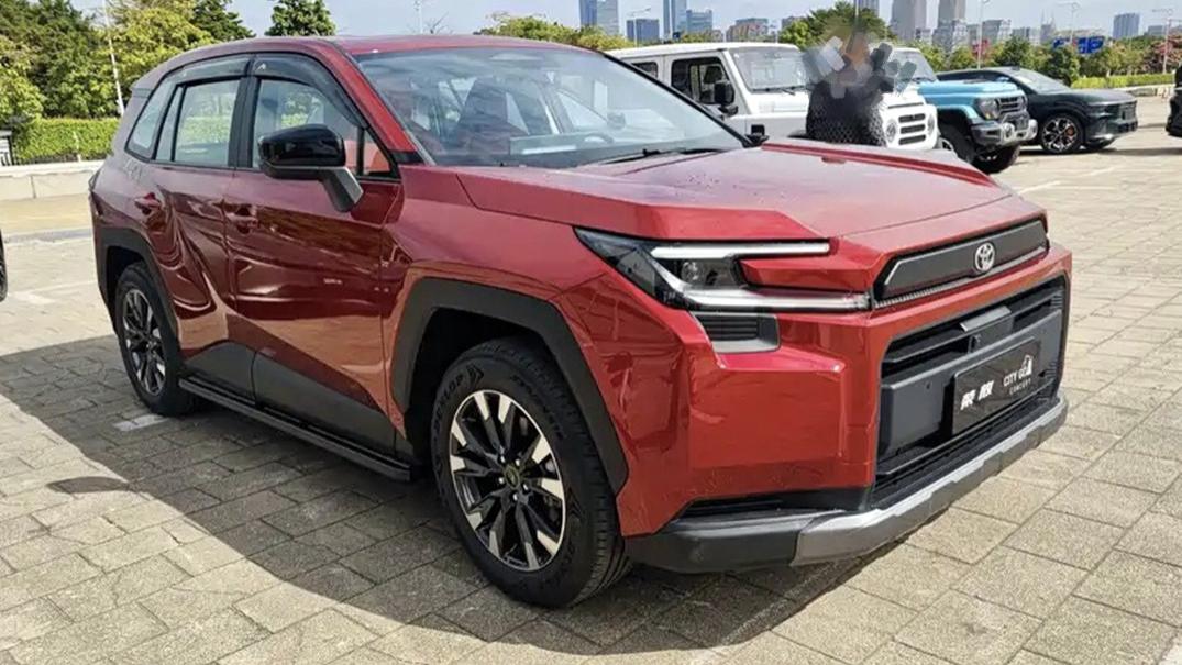 一汽丰田全新一代RAV4荣放现身，换装“机甲风”外观，配三种动力