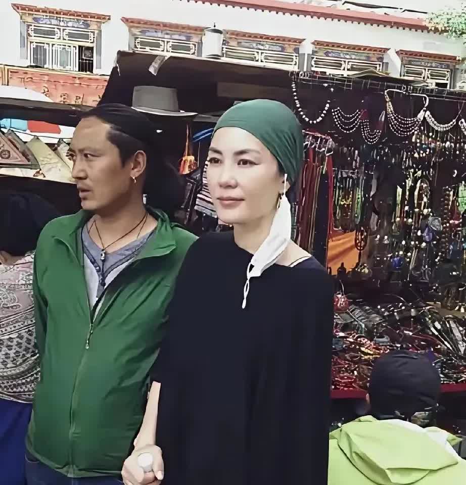 王菲近日现身西藏，这一身妆容很有特色，但相貌看上去普普通通。其实关了美颜，你我他