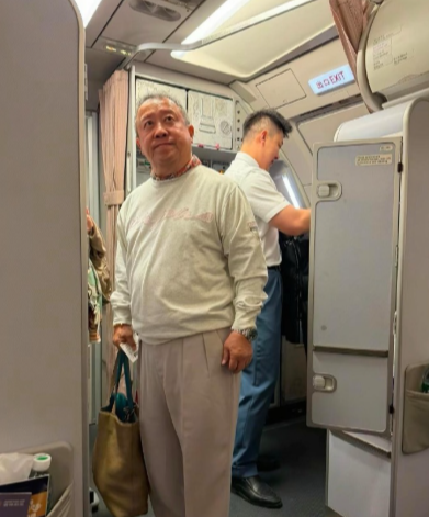 72岁曾志伟在深圳坐飞机被偶遇，他坐头等舱，头发花白了，身材臃肿，站立时佝偻着腰