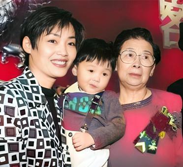 这是大明星梅艳芳与姐姐梅爱芳、母亲覃美金在一起。梅艳芳与姐姐梅爱芳都有一副好嗓子