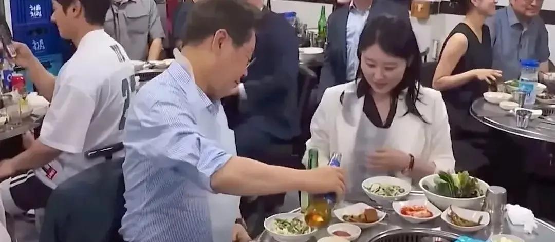 李在明与民同乐！
李在明上台后，只是象征性的给几个要面子国家打打电话，并没有忙着