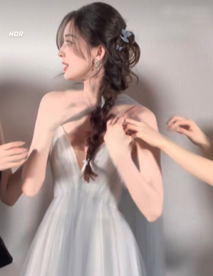 女装质量现状…娜扎跳舞肩带断了
女明星的衣服质量也这么差 ​​​