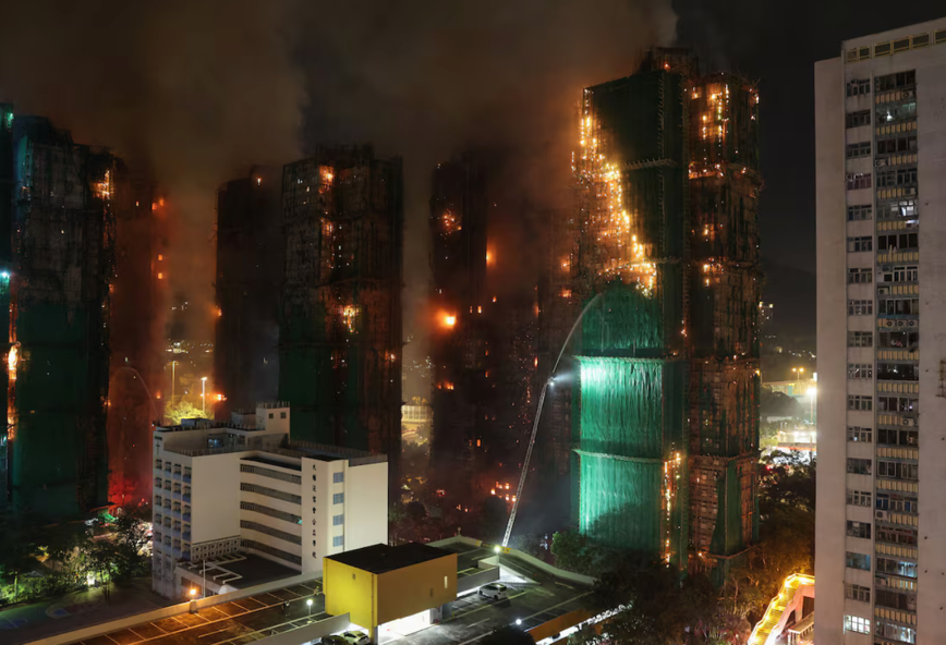 香港火灾死亡人数上升到55人，数百人下落不明