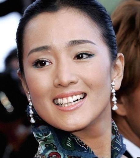 主持人问巩俐：“为什么要放弃中国国籍加入新加坡？”巩俐回答：“我有必要出来解释这