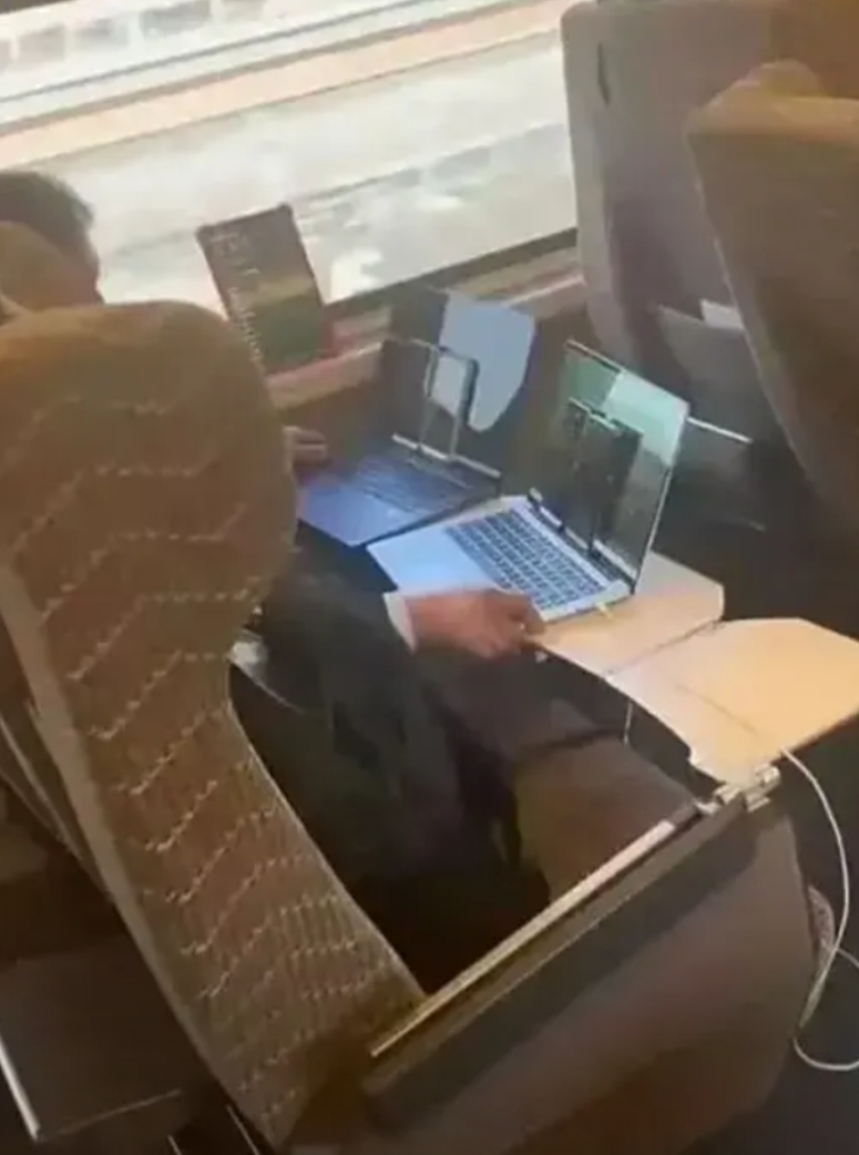 高铁上看见的，不得不说。真牛！！ ​​​