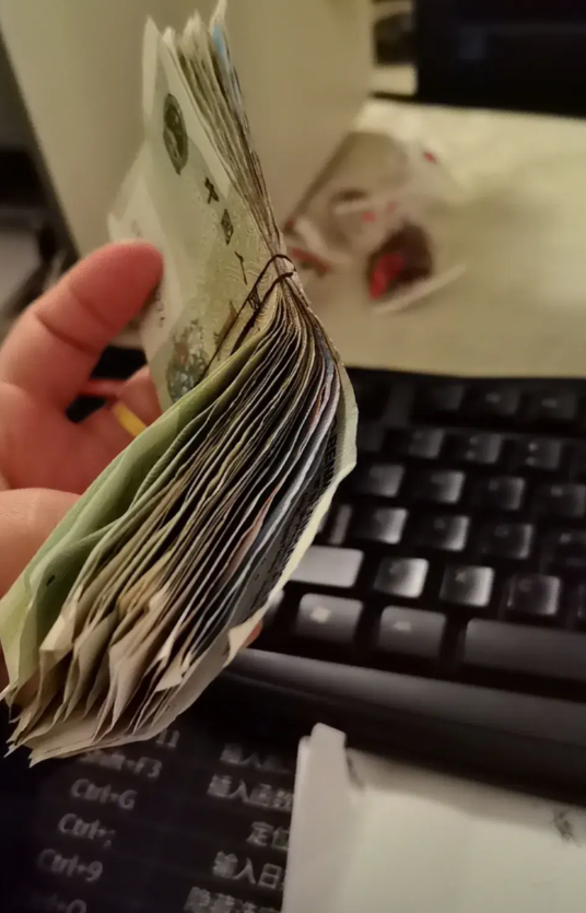 我谈‮四个‬个多‮的月‬女友告诉我她‮病爸‬了住院了，向我借三‮块万‬钱，我‮我