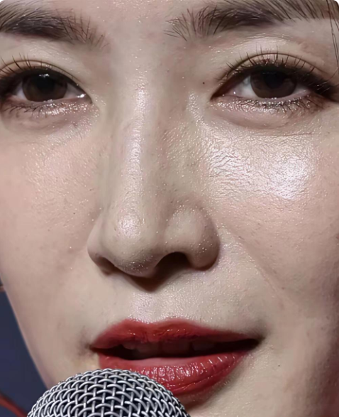 女明星应该用的都是天价粉底，怎么也会卡成这样？

